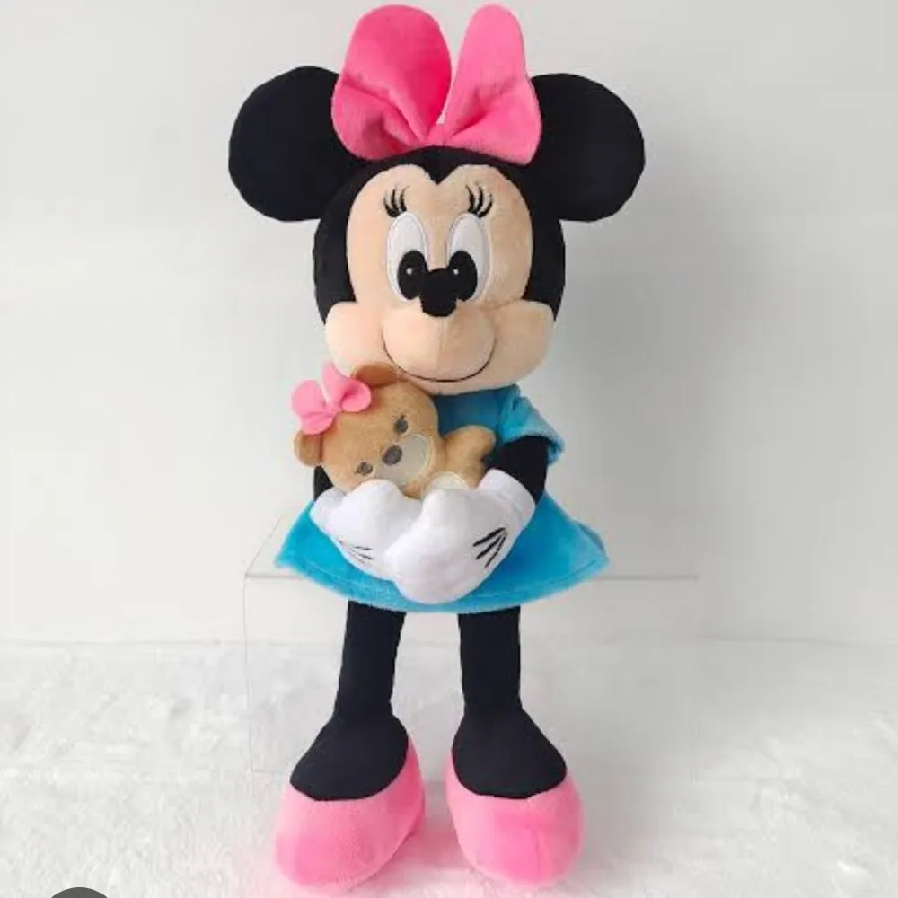Minnie Mouse Disney "Hugs & Love" collection 18 inches